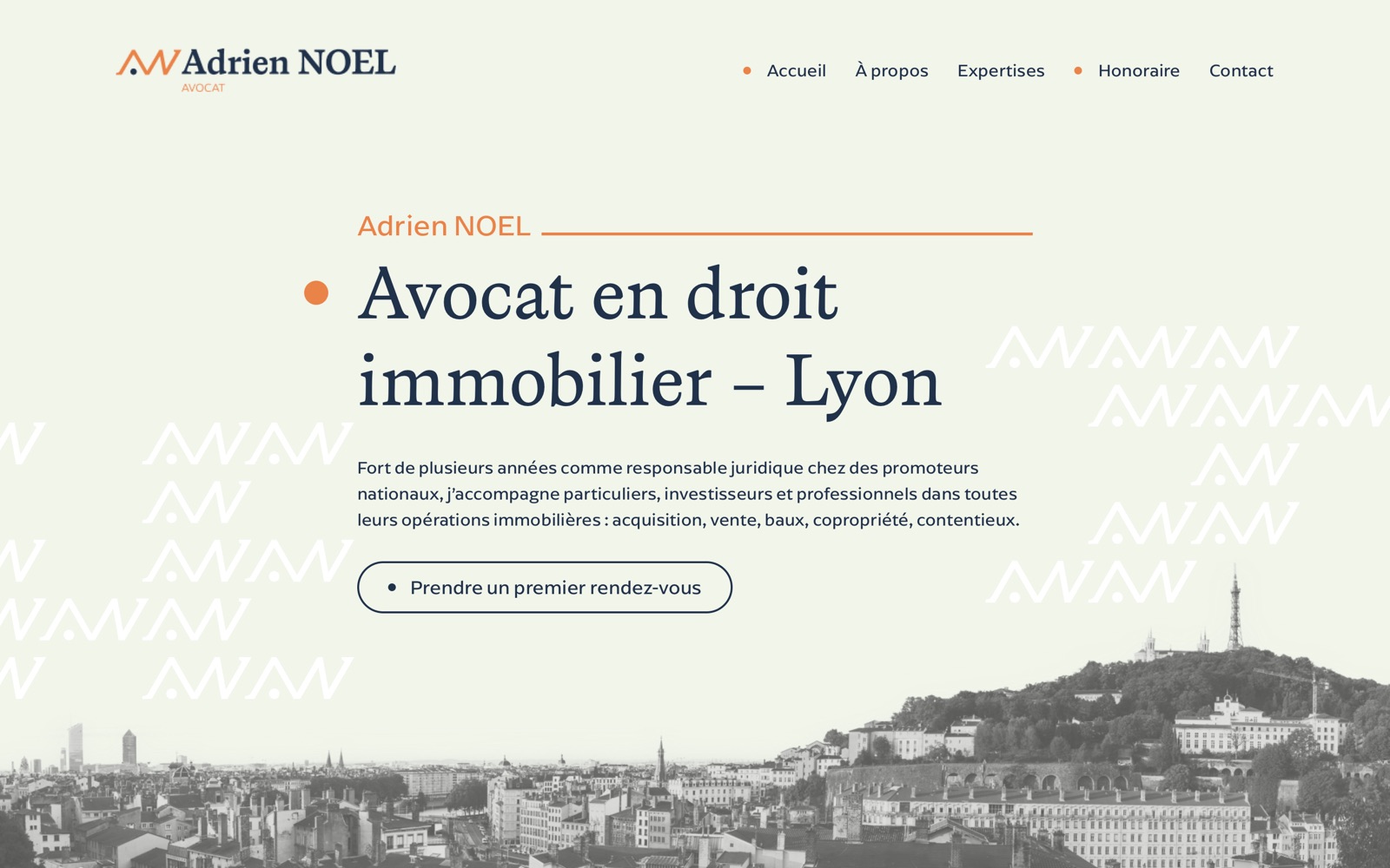 Page d’accueil du site d’Adrien Noel : « Avocat en droit immobilier – Lyon », au-dessus des toits de Lyon.